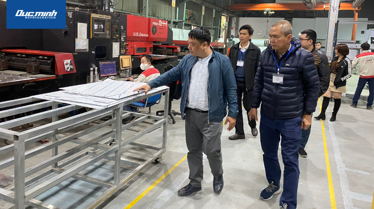 Đoàn khách thăm quan khu nhà xưởng sản xuất của Đức Minh