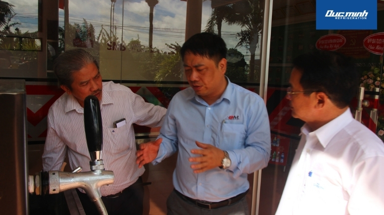 Đại diện Đức Minh giới thiệu thiết bị bảo quản tích hợp chiết rót