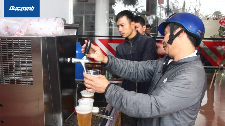 Khách hàng trực tiếp trải nghiệm sản phẩm